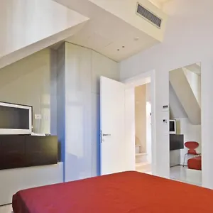 Ai Bareteri Luxury Canal View Apartment